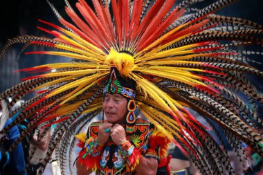 26 Temmuz 2023 'te Mexico City, Meksika' da Meksika Tenochtitlan 'ın kuruluş yıldönümünün 698. yıldönümü ve Meksika' nın Zcalo şehrinde ikinci zenital geçit törenine yerel mahalle sakinleri katıldı.