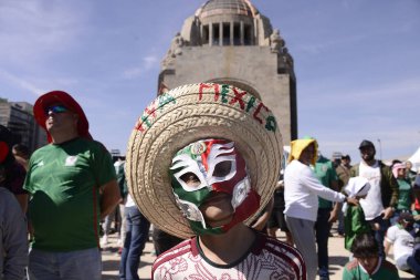 26 Kasım 2022, Mexico City, Meksika: Meksikalı taraftarlar FIFA Dünya Kupası 2022 FIFA Dünya Kupası 'nda Arjantin' e karşı oynanan maçta Meksika 'nın takımını desteklemek için devrim anıtındaki FIFA fan festivaline katıldılar.