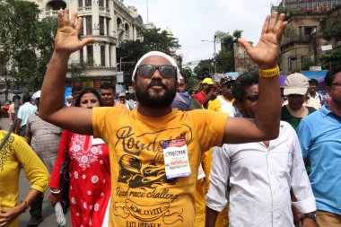 25 Haziran 2023, Kolkata, Hindistan: Devlet Hükümet çalışanları yaklaşmakta olan Panchayat Seçimleri öncesinde merkez güç olmadan seçim görevine katılmayı reddederken, Devlet Hükümeti 'ne karşı düzenlenen bir protesto mitinginde sloganlar attılar