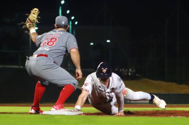 22 Mayıs 2023 Mexico City: Roberto Ramos # 48 Diablos Rojos ve Dalton Combs # 13 Tigres # 13, Diablos Rojos del Mxico ile Tigres de Quintana Roo arasındaki maç sırasında Beto Avila Stadyumu 'nda oynanmıştır.