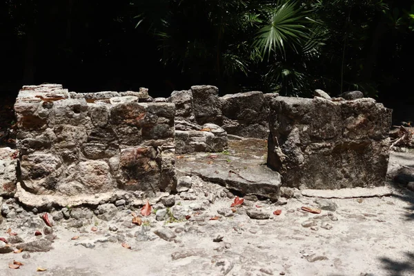 メキシコのカンクンで2023年5月23日 サンミゲリト考古学ゾーン 8世紀の古い場所 探検家は その印象的なチャアック宮殿 ほぼ50の埋葬物と 地元と外国の両方で多種多様なアーティファクトを見つけました — ストック写真
