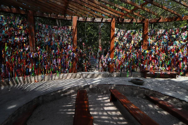 2023年5月24日 墨西哥坎昆 对位于坎昆丛林中的圣母玛利亚的丝带的一般看法 感谢他们的请求和实现的奇迹 — 图库照片