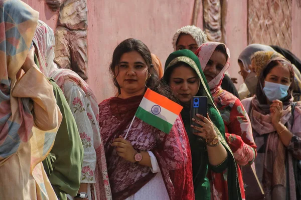 2023 Srinagar Kašmír Indie Dívka Drží Indickou Národní Vlajku Která — Stock fotografie
