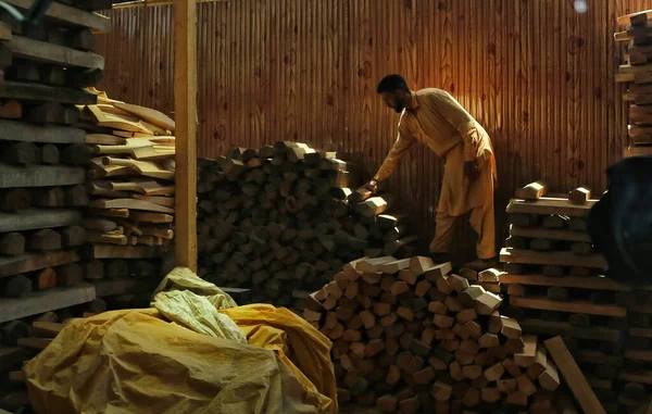 June 2023 Srinagar Kashmir India Labourer Selects Planks Gr8 Cricket — Stock Photo, Image