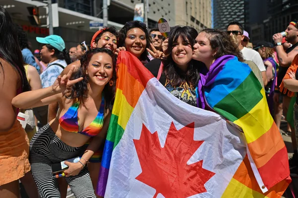 2023年6月25日 加拿大多伦多 数千人聚集在多伦多市中心庆祝同性恋骄傲2023年3月 步行穿过城市的主要街道 支持Lgbtttiq — 图库照片