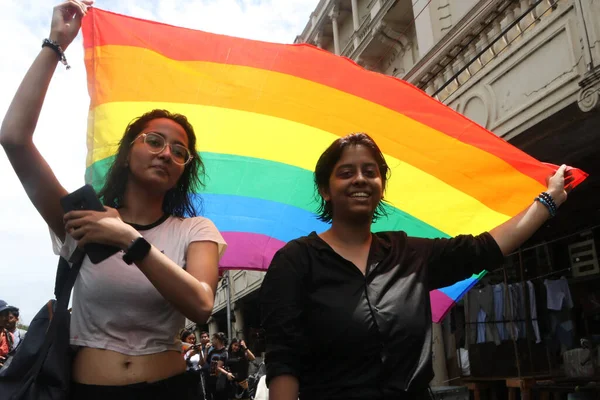 2023年6月25日 印度加尔各答 Lgbtq社区的成员和支持者在年度Lgbtq骄傲游行期间举着彩虹旗 2023年6月25日在印度加尔各答 — 图库照片
