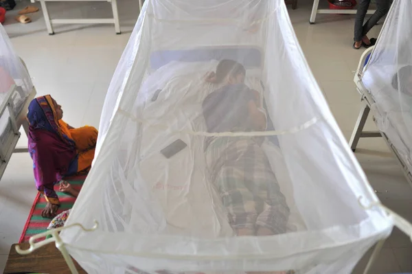 July 2023 Sylhet Bangladesh Mother Sitting Her Dengue Infected Son — Stock Photo, Image