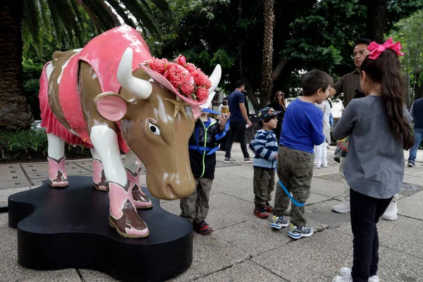2023年7月23日 墨西哥城 50多头玻璃纤维奶牛在Reforma大道展出 作为2023年墨西哥城牛游行的一部分 — 图库照片
