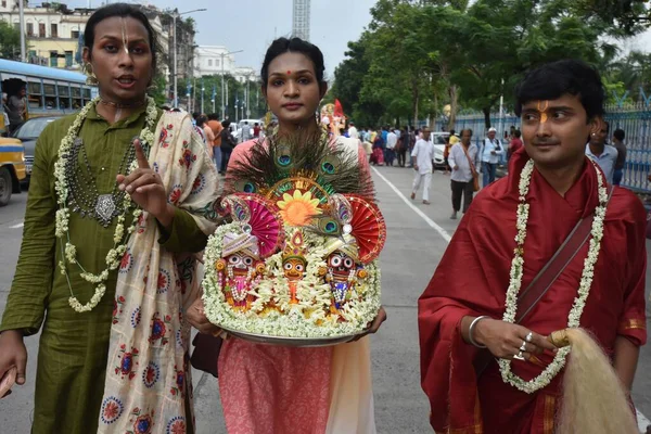 2023年6月28日 インドのコルカタ 数千人のヒンドゥー教徒の献身者は クリシュナ意識のための国際社会によって組織されたユルタ ヤトラ ジャガナス バララム サハドラの神々との戦車の旅 を祝います — ストック写真