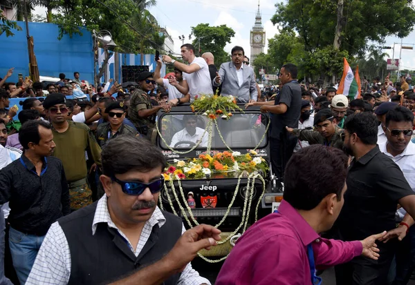 2023年7月5日 阿根廷守门员埃米利亚诺 马丁内斯在印度加尔各答市主要街道的阅兵式上向与会者致意 这也是他访问印度的一部分 — 图库照片