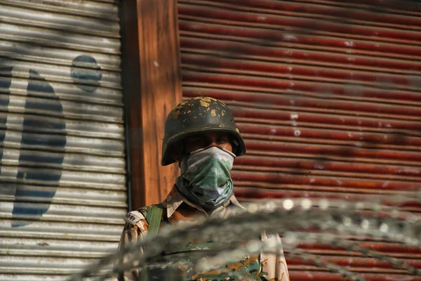 August2023 Srinagar Kashmir India Soldat Paramilitar Indian Stă Sub Pază — Fotografie, imagine de stoc