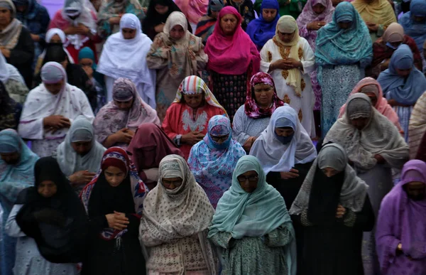 Julio 2023 Srinagar Cachemira India Las Mujeres Musulmanas Cachemires Ofrecen —  Fotos de Stock