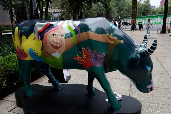 2023年7月23日 墨西哥城 50多头玻璃纤维奶牛在Reforma大道展出 作为2023年墨西哥城牛游行的一部分 — 图库照片