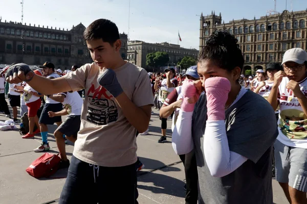 2023年6月17日 墨西哥城 大约30 000人参加了在墨西哥城Zocalo举行的大型拳击班 — 图库照片