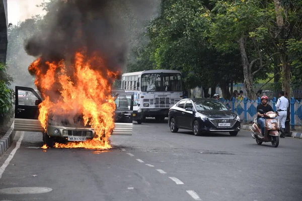 2023年5月31日 印度加尔各答 在繁忙的Ajc Bose路上 一辆中型跑车因过热而发生意外失火 2023年5月31日 印度加尔各答市没有人员伤亡 — 图库照片