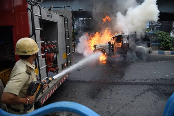 2023年5月31日 印度加尔各答 在繁忙的Ajc Bose路上 一名消防员向着火的中型运动型通用车辆 Suv 导致其失火 2023年5月31日 加尔各答没有人员伤亡 — 图库照片