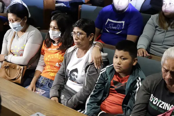 2023年7月25日 墨西哥城 Iguala案件第六次报告中43名Ayotzinapa师范学院学生的母亲和亲属 墨西哥城特拉特洛尔科大学文化中心 — 图库照片
