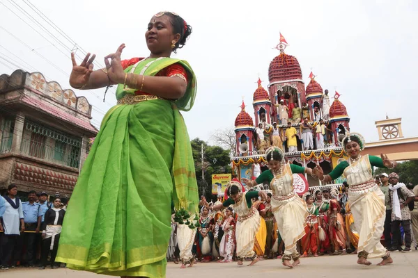 Juni 2023 Hætteklædt Indien Hindu Hengivne Perfrom Danser Foran Chariot - Stock-foto