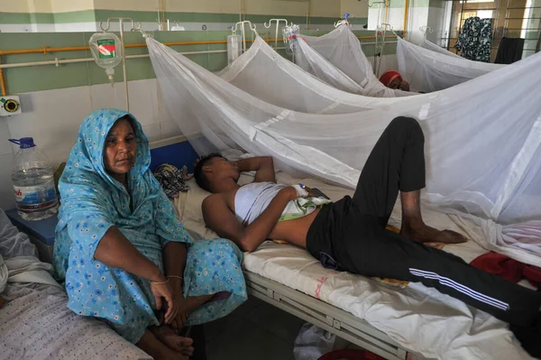 July 2023 Sylhet Bangladesh Mother Sitting Her Dengue Infected Son — Stock Photo, Image