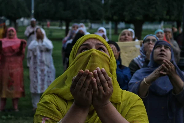 2023 Juli Srinagar Kashmir India Seorang Wanita Muslim Kashmir Berdoa — Stok Foto