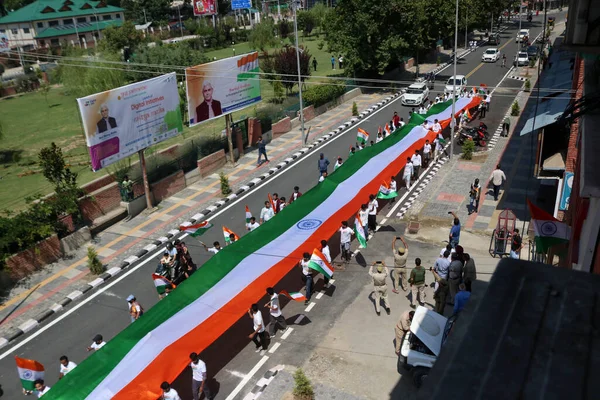 Agosto 2023 Srinagar Kashmir India Gente Porta Una Gigantesca Bandiera — Foto Stock