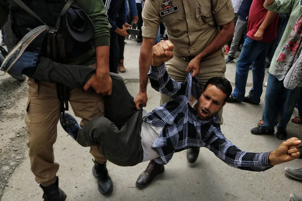 2023 Lipca Srinagar Kashmir Indie Indyjscy Policjanci Zatrzymują Aspirantów Straży — Zdjęcie stockowe