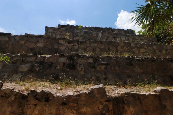 2023年5月23日 在墨西哥坎昆 圣米格利托考古区 一个有着八百年历史的遗址 探险家们在这里发现了令人印象深刻的恰克宫 近50处墓葬和各种各样的文物 既有当地的 也有国外的 — 图库照片