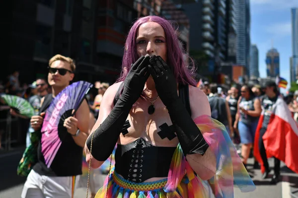 2023年6月25日 加拿大多伦多 数千人聚集在多伦多市中心庆祝同性恋骄傲2023年3月 步行穿过城市的主要街道 支持Lgbtttiq — 图库照片