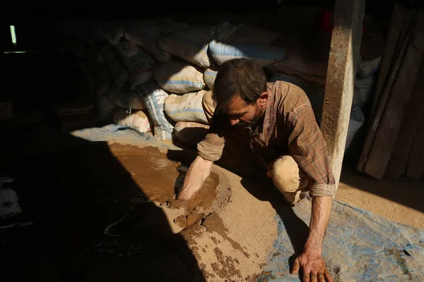 2023年8月10日 インドのシュリンガル カシミール カシミール陶器のムハンマド ヨーゼフ クマールは シュリンガルの郊外に土のタンムシバリを準備するために使用される泥の上に手で動作します カシミールの結婚式 — ストック写真