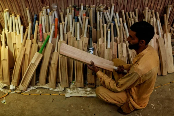 Giugno 2023 Srinagar Kashmir India Operaio Ordina Vari Pipistrelli Cricket — Foto Stock