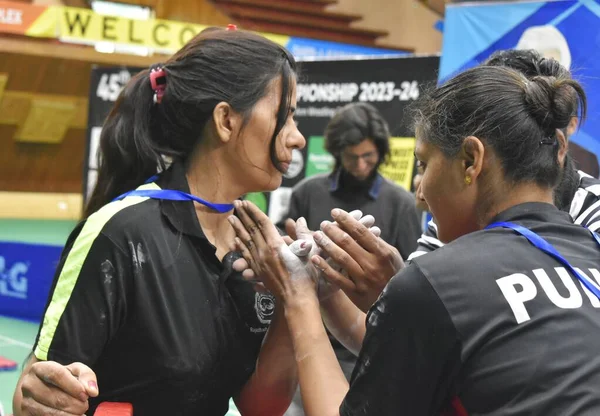 2023年5月25日 インドのシュリンガル 女性はインドア スタジアム シュリンガルで第45回ナショナル アームレスリング選手権に出場する 2023年5月25日 インドのシュリンガルで — ストック写真