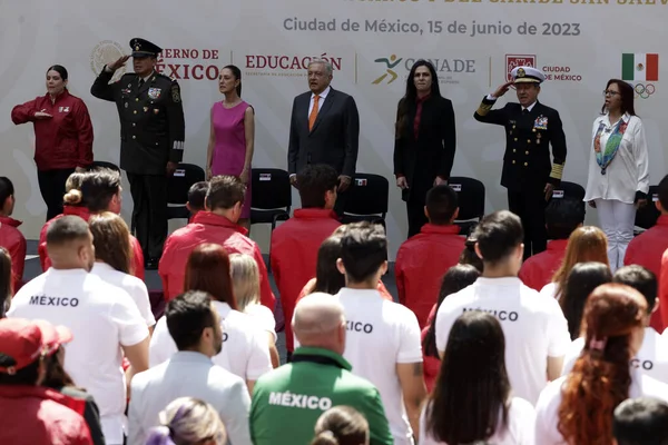 2023年6月15日 墨西哥城 墨西哥总统安德烈斯 曼努埃尔 洛佩兹 奥夫拉多尔和国家体育运动委员会主任安娜 加芙列拉 格瓦拉在圣萨尔瓦多Jcc的升旗仪式上 — 图库照片