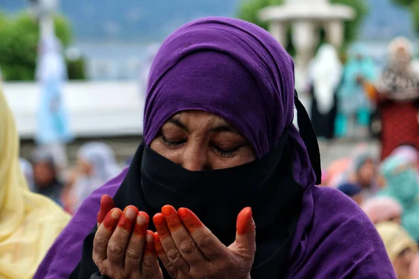 2023年7月7日 印度斯利那加克什米尔 一名克什米尔穆斯林妇女在等待大祭司展示据信是来自先知穆罕默德胡子的遗物时祈祷 — 图库照片