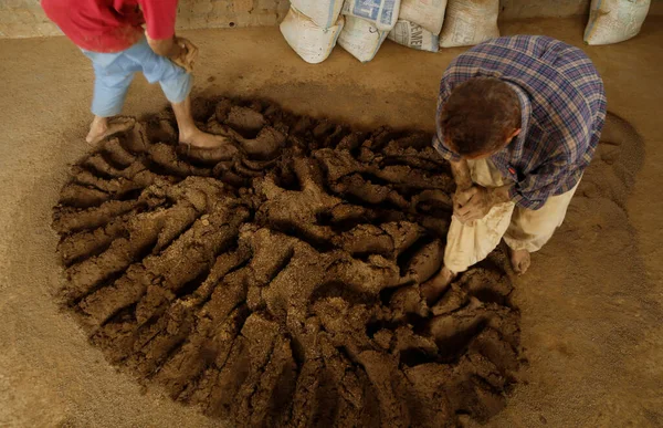 2023年8月10日 インドのシュリンガル カシミール カシミリの陶器は シュリンガル郊外の土着のタンムシバリを準備するために使用される泥の上に足で動作します カシミールの結婚式 — ストック写真