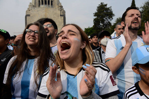 18 декабря 2022 года, Мехико, Мексика: аргентинские болельщики отмечают Аргентину как нового чемпиона мира по футболу на FIFA Fan Fest у памятника революции. 18 декабря 2022 года в Мехико, Мексика