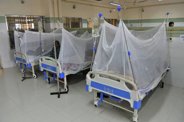 2023年7月11日Sylhet Bangladesh 登革热患者在孟加拉国Sylhet Mag Osmani医疗学院医院的Dengue Corner接受治疗 现时有超过6位病人在这个登革热的角落接受治疗 — 图库照片