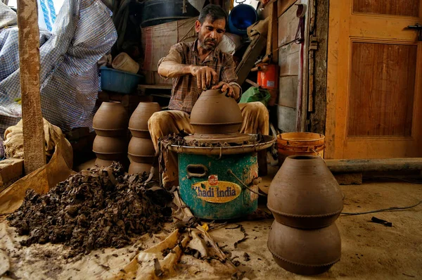 2023年8月10日 インドのシュリンガル カシミール カシミール陶器のモハンマド ヨーゼフ クマールは シュリンガル郊外のワークショップでタンムシリ カシミリ音楽のドラム を作るために粘土を働いている カシミールの結婚式 — ストック写真