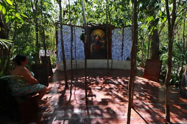 2023年5月24日 墨西哥坎昆 在墨西哥和世界上唯一一座类似的教堂 坎昆丛林里的圣所里 用丝带诚挚地表达对圣母玛利亚的谢意 2023年5月24日 墨西哥坎昆 — 图库照片