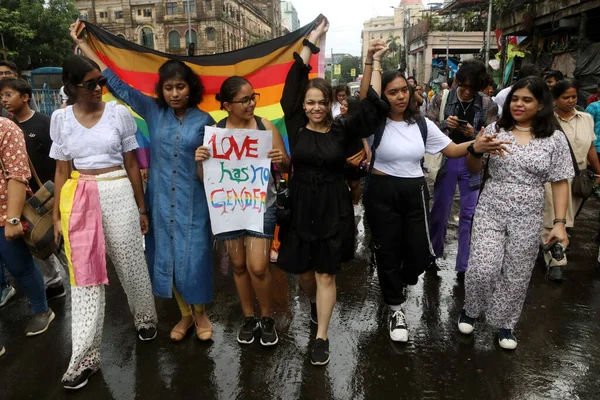 25 Haziran 2023, Kolkata, Hindistan: Geleneksel LGBTQ Onur Yürüyüşü sırasında LGBTQ topluluğunun üyeleri ve destekçileri gökkuşağı bayrağı taşımaktadır. 25 Haziran 2023 'te Kolkata, Hindistan' da