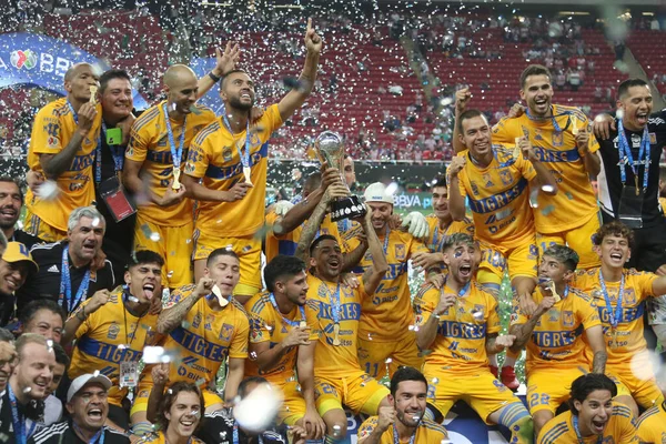 28 Mayıs 2023, Jalisco, Meksika: Nuevo Leon takımından Tigres, MX Ligi Kapanış Turnuvası 'nın yeni şampiyonu olarak Akron stadyumunda poz verişini kutluyor.