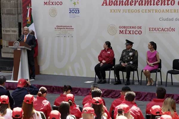 2023年6月15日 墨西哥城 墨西哥总统安德烈斯 曼努埃尔 洛佩兹 奥夫拉多尔在墨西哥城的国家宫为圣萨尔瓦多中美洲和加勒比运动会举行的升旗仪式上 2023年6月15日在墨西哥城 — 图库照片