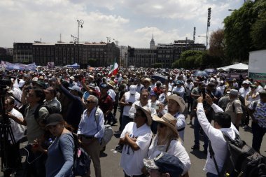 13 Temmuz 2023, Mexico City, Meksika: Dövüş horozu, boğa güreşi ve avcılık endüstrisindeki işçiler ve işadamları Mexico City hükümetinin ve Meksika hükümetinin şirketlerini ve istihdam kaynaklarını sona erdiren yasaları desteklememesini talep ediyor.