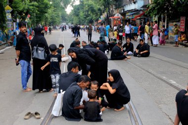 29 Temmuz 2023, Kolkata, Hindistan: Şii Müslüman bir kadın, Ashura Günü münasebetiyle Muharram 'ın onuncu gününde düzenlenen törende yas tutuyor. 29 Temmuz 2023 'te Kolkata, Hindistan' da