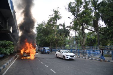 31 Mayıs 2023, Kolkata, Hindistan. Çalışan orta büyüklükteki bir spor araç (SUV), yoğun AJC Bose Yolu 'nda aşırı ısınma nedeniyle kazara alev alır. 31 Mayıs 2023 'te Kolkata City, Hindistan' da meydana gelen kazada ne ölüm ne de yaralanma yaşandı.