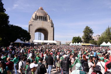 26 Kasım 2022, Mexico City, Mexico: Meksikalı taraftarlar, 26 Kasım 2022 tarihinde Mexico City, Mexico City 'de oynanan FIFA Dünya Kupası 2022' de Arjantin 'e karşı oynanan maçta Meksika' nın takımını desteklemek için devrim anıtındaki FIFA fan festivaline katıldılar.
