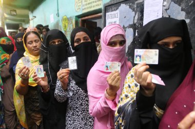 8 Temmuz 2023, Howrah, Hindistan: İnsanlar 8 Temmuz 2023 'te Kolkata, Hindistan' da Batı Bengal 'deki' Panchayat 'ya da yerel seçimlerde oy kullanmak için bir sandık merkezinde kuyruğa girdiler.