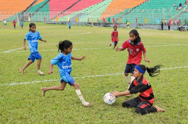 26 Ekim 2022, Sylhet, Bangladeş: Sylhet ilçesi, Bangmata Şeyh Fazilatunnessa Mujib Gold Cup İlköğretim Futbol Turnuvası 2022 Sylhet Zilla Stadyumu 'nda Habiganj bölge takımıyla karşı karşıya geldi.