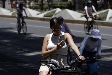 18 Haziran 2023, Mexico City: Mexico City hükümeti, Mexico City 'de 31. ve 33. sıcak hava dalgası sırasında Orange Alert' i aktif hale getirir. Meksiko 'da yaşayanlar günlük aktivitelerine devam ediyorlar..