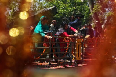 28 Mayıs 2023, Srinagar Kashmir, Hindistan: Kaşmir Pandit (Hindu) fanatikleri, Srinagar 'ın yaklaşık 28 kilometre kuzeydoğusundaki Tullamulla Ganderbal' deki Kheer Bhawani tapınağında düzenlenen dini bir festival sırasında kurban olarak süt döküyorlar.