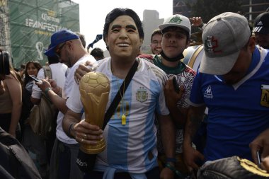 18 Aralık 2022, Mexico City, Meksika: Arjantinli taraftarlar FIFA Dünya Kupası finalinde takımlarını desteklemek için Devrimin Anıtı 'nda düzenlenen FIFA fan festivaline katıldılar. 18 Aralık 2022 'de Mexico City' de